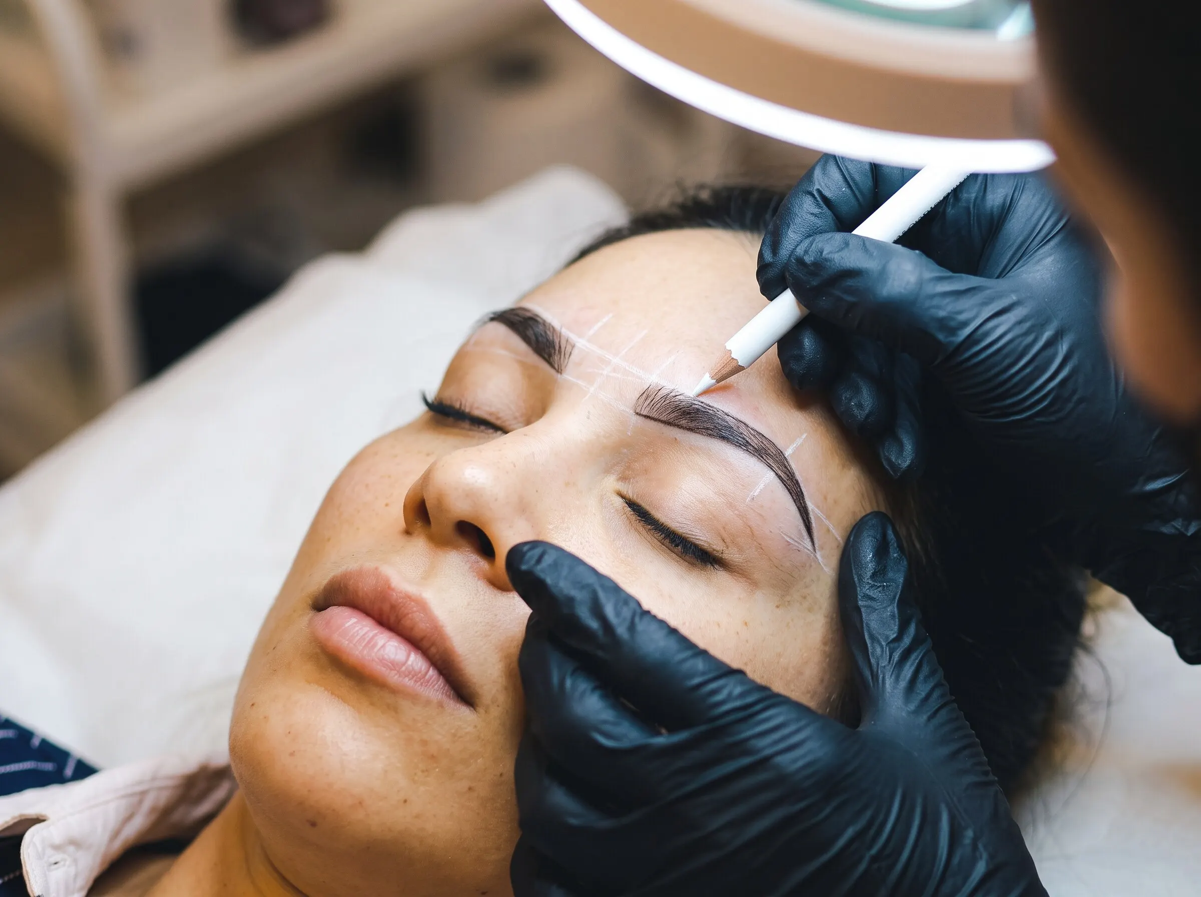 Mapeamento e design de sobrancelhas na Bella Laser Clinic, no Porto